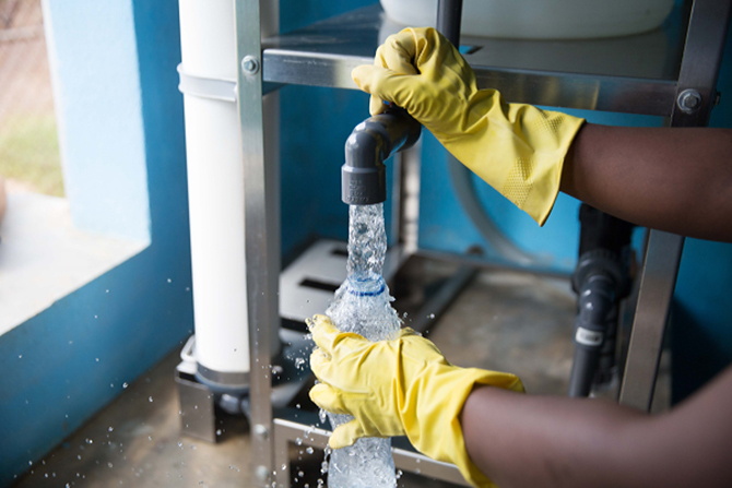 Clean water being pour into a reusable water bottle in the Dominican Republic