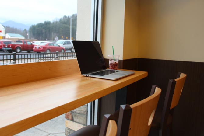 A laptop at a café, ready to e-file taxes on 1040.com