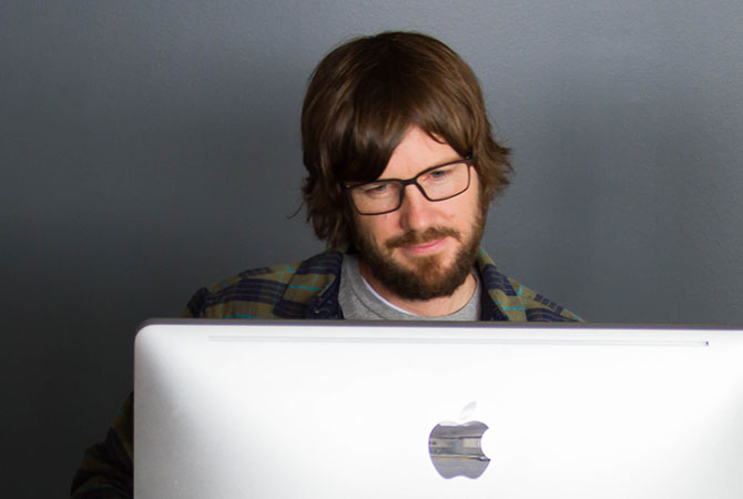 A man filing self-employment taxes on his computer.