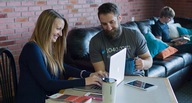 A 1040.com employee helps a taxpayer file her 2016 tax return.